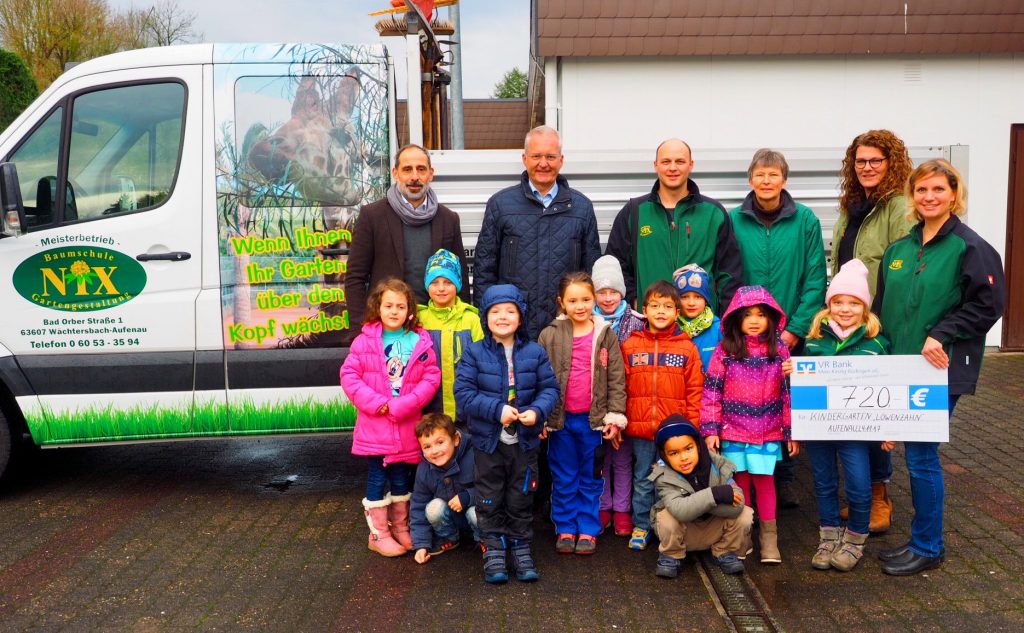 Baumschule Nix spendet Erlös der Waffel- und Glühwein-Aktion an Kindergarten Aufenau.